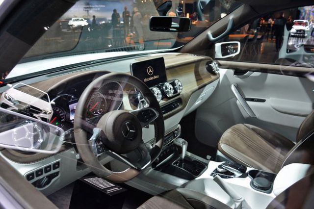 2018 Mercedes-Benz X-Class interior
